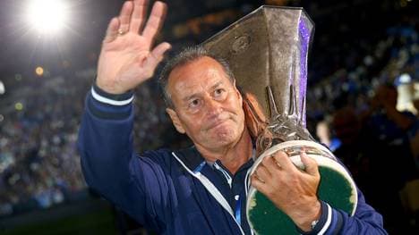 Huub Stevens präsentiert 20 Jahre nach dem großen Triumph den UEFA-Cup noch einmal