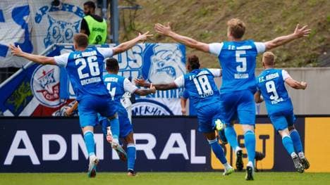 Juan Jose Perea (Nummer 18) bejubelt den Treffer zum 2:1-Sieg von Hansa Rostock