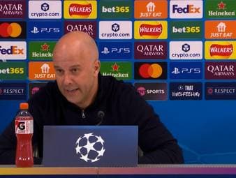 Nach dem deutlichen Sieg des FC Liverpool gegen Galatasaray Istanbul äußert sich Arne Slot kritisch.