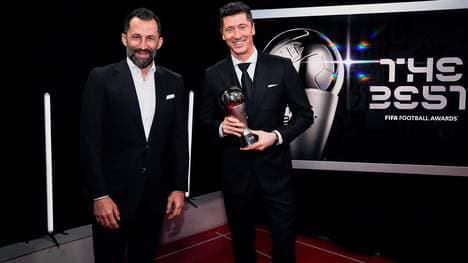 Robert Lewandowski mit seiner Trophäe an der Seite von Hasan Salihamidzic