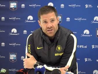 Morgan Rogers ist der neue Hoffnungsträger des FC Chelsea. Trainer Xabi Alonso spricht erstmals öffentlich über den englischen Rekordtransfer, der um die 138 Millionen Euro kostete.