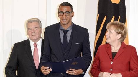 Jerome Boateng (M.) mit Bundespräsident Gauck und Kanzlerin Merkel