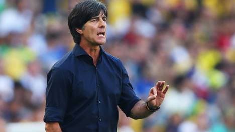 Bundestrainer Joachim Löw gibt Anweisungen