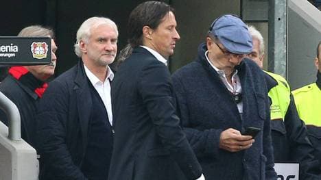 Rudi Völler (l.) fordert von Trainer Roger Schmidt (M.) Ergebnisse