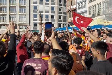 Gala-Fans nehmen Frankfurt ein