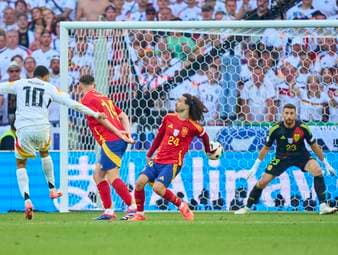 Spanien verzückt während der EM mit tollen Fußball. Am Ende stürmt man bis zum Titelgewinn und sogt im Spiel gegen Deutschland für große Aufregung. Eine Aktion, die die DFB-Fans so schnell nicht vergessen werden.