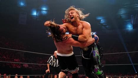Hangman Page (r.) muss bei AEW weiter auf seine Chance gegen Kenny Omega warten