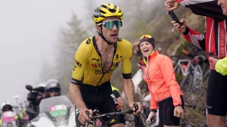 Simon Yates steht vor dem Giro-Sieg