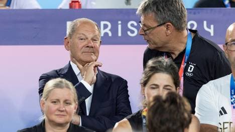 Kanzler Olaf Scholz und DOSB-Präsident Weikert