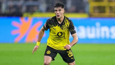 Aaron Anselmino am Ball