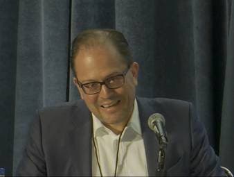 Manuel Pretzl, Mitglied des Münchner Stadtrats, hatte bei der Pressekonferenz zu den geplanten NFL-Spielen in Deutschland die Lacher auf seiner Seite: Mehrmals spricht er von der falschen Sportart.