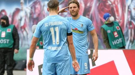Ermedin Demirovic (l.) und Lucas Höler sorgten beim SC Freiburg mit ihrem Militärgruß-Jubel für Gesprächsbedarf