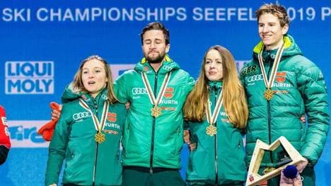Katharina Althaus (l.) und Karl Geiger (r.) wurden 2019 mit Markus Eisenbichler und Juliane Seyfarth Mixed-Weltmeister