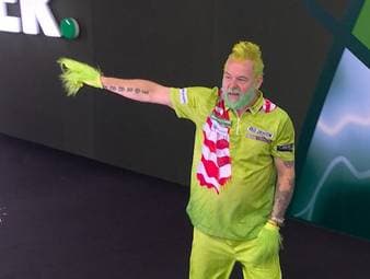 Spezielles Outfit! Wrights weihnachtlicher Walk-On im Video