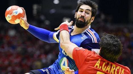 Nikola Karabatic bei der EM gegen Spaniens Antonio Jesus Garcia