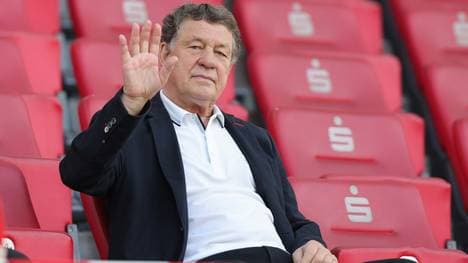 Rehhagel glaubt noch nicht an den Titel für Deutschland