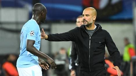 Pep Guardiola (r.) von Manchester City und sein teurer Verteidiger Benjamin Mendy  