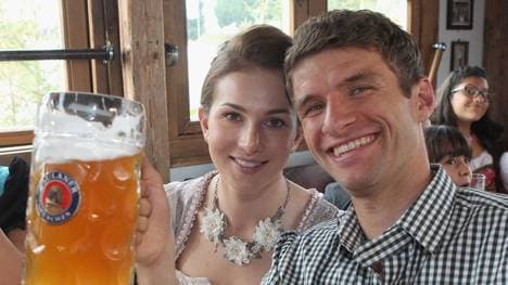 Thomas Müller (hier mit Frau Lisa) kann sich freuen: Der Wiesn-Besuch ist gesichert
