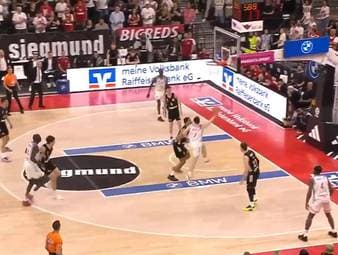 Die Basketball-Highlights von Spiel 1 der Halbfinal-Serie in den BBL-Playoffs zwischen dem FC Bayern München und den Telekom Baskets Bonn im Video.