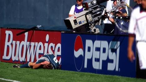 Christian Nerlinger liegt nach einem Foulspiel im Duell mit den USA 1999 verletzt am Boden