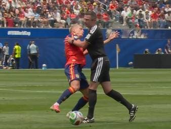 Beim spanischen Viertelfinale kommt es in Minute 35 zu einer kuriosen Szene. Dani Olmo will rund 20 Meter vor dem belgischen Tor einen Ball annehmen, wird aber von Schiedsrichter Michael Oliver daran gehindert. 