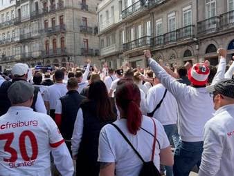 Vor dem Europa-League-Viertelfinal-Rückspiel gegen Celta Vigo sorgen die rund 1.000 mitgereisten Freiburg-Fans für mächtig Stimmung. Die Anhänger sorgen schon Stunden vor Anpfiff für eine beeindruckende Atmosphäre und echte Gänsehaut-Momente.