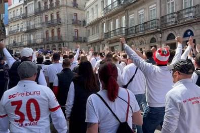 Gänsehaut! Freiburg-Fans nehmen Vigo ein