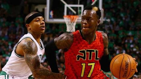 Dennis Schröder (r.) im Duell mit Bostons Isaiah Thomas