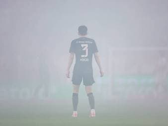 Pyro legt VAR lahm! Bayern-Spiel länger unterbrochen