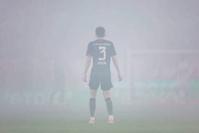 Pyro legt VAR lahm! Bayern-Spiel länger unterbrochen