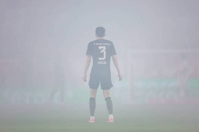 Pyro legt VAR lahm! Bayern-Spiel länger unterbrochen