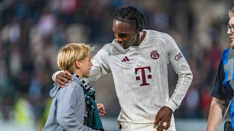 Mathys Tel mit einem kleinen Fan von Preußen Münster