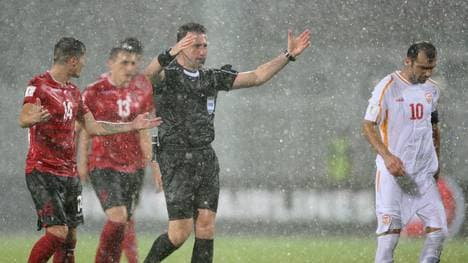 Der türkische Schiedsrichter Huseyin Gocek bricht die Partie zwischen Albanein und Mazedonien ab