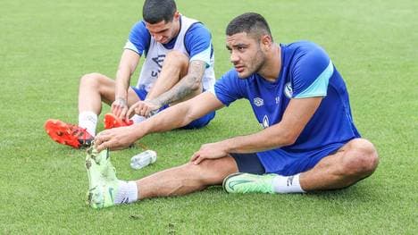 Ozan Kabak (r., mit Omar Mascarell) verlässt den FC Schalke 04