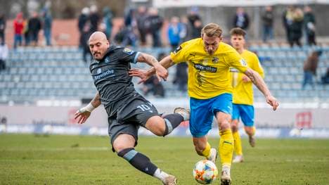 Die Spieler des FC Carl Zeiss Jena (in gelb) dürfen bis einschließlich 5. Juni in Thüringen keinen "professionellen Mannschaftssport" ausüben