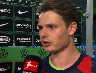 Jonas Urbig zeigt gegen Wolfsburg eine starke Leistung. An die nächste Saison und einen möglichen Aufstieg zur Nummer eins im Tor der Bayern will der FCB-Keeper aber noch nicht denken.