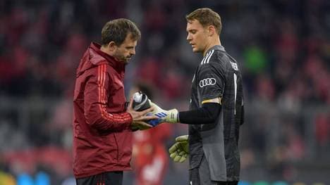 Torwarttrainer Toni Tapalovic (l., mit Manuel Neuer) hat den FC Bayern zu Zeiten von Trainer Julian Nagelsmann verlassen müssen