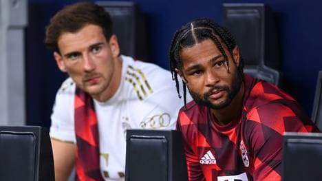 Serge Gnabry (r.) und Leon Goretzka sitzen gegen Leverkusen auf der Bank