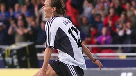 Claudia Müller schießt Deutschland bei der Frauen-EM 2001 mit ihrem Golden Goal gegen Schweden zum Europameistertitel