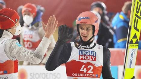 Karl Geiger (r.) ist nun sowohl von der Normal- als auch von der Skiflugschanze aktueller Weltmeister