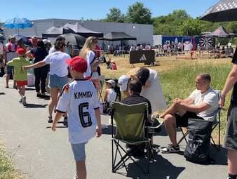 Manuel Neuer ist zurück bei der deutschen Nationalmannschaft - und die Fans feiern. Rund 1000 Anhänger versammeln sich in Herzogenaurach zur Autogrammstunde des Rekordkeepers.
