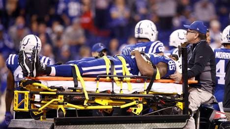 Brandon Williams wird nach einem Block am Kopf verletzt und aus dem Stadion gefahren