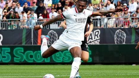 Können sich die Rossoneri (im Bild: Rafael Leao) im Genua AC Milan Tipp noch einmal in Stellung für Europa bringen? 