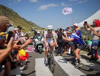 Tadej Pogacar löst Torstein Träen wieder als Träger des Gelben Trikots ab. Im Duell mit Rivale Jonas Vingegaard lässt der Slowene am Col du Tourmalet die Muskeln spielen.