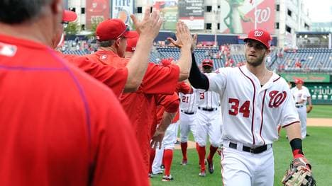 Bryce Harper von den Washington Nationals klatscht seine Mitspieler ab