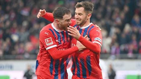 Budu Zivzivadze (l.) und Marvin Pieringer (r.) bejubeln den Treffer zum 1:0