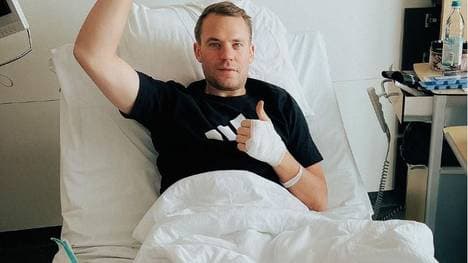 Manuel Neuer zeigt sich auf Instagram mit Gipsbein