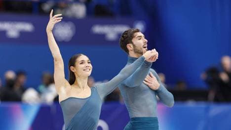 Laurence Fournier Beaudry () and Guillaume Cizeron of France acknowledge the crowd after performing their ice dance free dance in figure skating at the Milan Cortina Olympics at Milano Ice Skating Arena in Milan on Feb. 11, 2026. PUBLICATIONxINxAUTxBELxBIHxBULxCZExDENxESTxFINxFRAxGEOxGERxGRExHUNxISLxIRLxITAxLATxLTUxLUXxLIExMKDxNORxPORxPOLxROUxSVKxSUIxSRBxSLOxESPxTURxUKxUAExONLY A14AA0005272624P