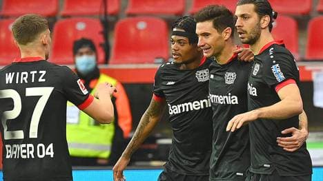 Lucas Alario (2.v.r.) wechselt zu Eintracht Frankfurt