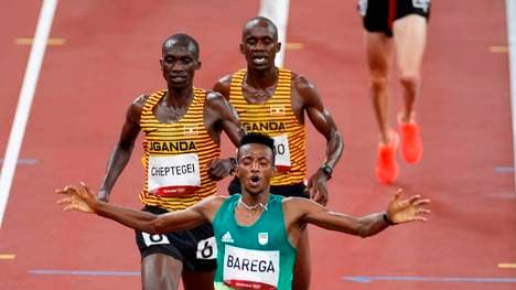 Selemon Barega (v.) lässt zwei Läufer aus Uganda stehen